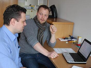 Leitender Arzt Dr.Jörg Cuno (rechts) und Pflegekraft-Leiter Alexander Sieber kümmern sich mit einem siebenköpfigen Team um die ambulante Sterbebegleitung in Zusammenarbeit mit der Palliativstation an der Eberner Haßbergklinik. Foto: Ralf Kestel