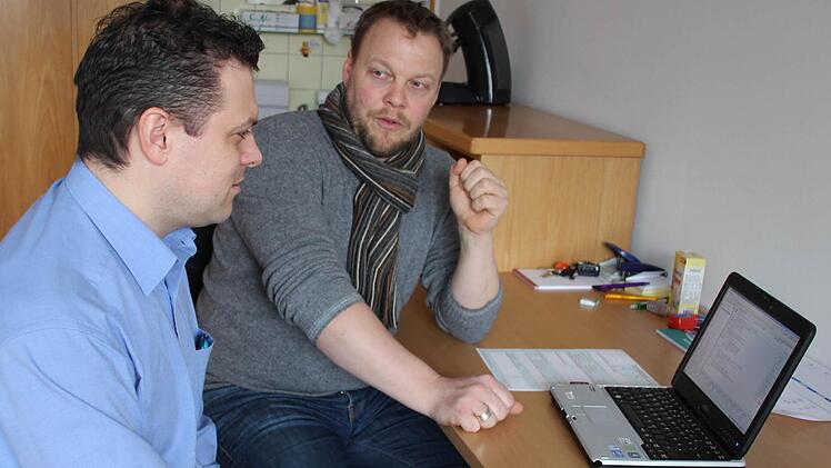 Leitender Arzt Dr.Jörg Cuno (rechts) und Pflegekraft-Leiter Alexander Sieber kümmern sich mit einem siebenköpfigen Team um die ambulante Sterbebegleitung in Zusammenarbeit mit der Palliativstation an der Eberner Haßbergklinik. Foto: Ralf Kestel