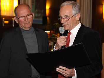 Der Vorsitzende von Kronach Creativ, Rainer Kober (rechts), zeichnete in der Jahresversammlung Otmar Adler aus Nordhalben als "Botschafter der Eigeninitiative" aus.  Foto: Michael Wunder