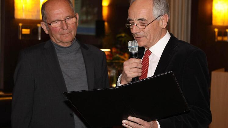 Der Vorsitzende von Kronach Creativ, Rainer Kober (rechts), zeichnete in der Jahresversammlung Otmar Adler aus Nordhalben als "Botschafter der Eigeninitiative" aus.  Foto: Michael Wunder