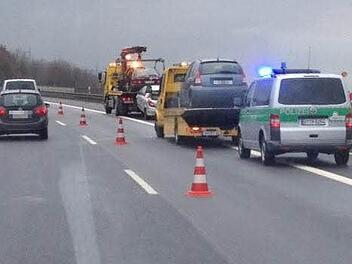 Ein Unfall, der wohl auf die Ölspur zurückzuführen ist, passierte zwischen den Anschlussstellen Eltmann und Viereth/Trunstadt.  Foto: Ferdinand Merzbach