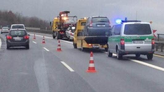 Ein Unfall, der wohl auf die Ölspur zurückzuführen ist, passierte zwischen den Anschlussstellen Eltmann und Viereth/Trunstadt.  Foto: Ferdinand Merzbach