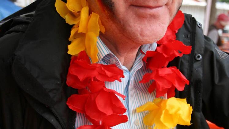 Fieberte in Münnerstadt beim Public Viewing eine Halbzeit mit: Bürgermeister Helmut Blank Foto: Paul Ziegler