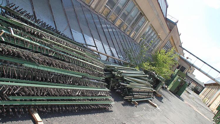 Außen liegt Material zum Abtransport bereit.