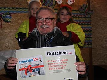 Da legen die Weihnachtswichtel Leni und Mareike die Hand auf: Norbert Müller freut sich riesig über seinen Informations-Gewinn durch den Fränkischen Tag.  Foto: Markus Häggberg