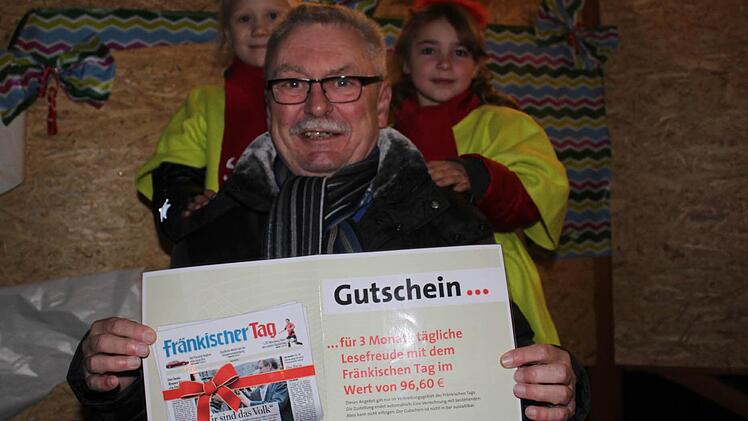 Da legen die Weihnachtswichtel Leni und Mareike die Hand auf: Norbert Müller freut sich riesig über seinen Informations-Gewinn durch den Fränkischen Tag.  Foto: Markus Häggberg