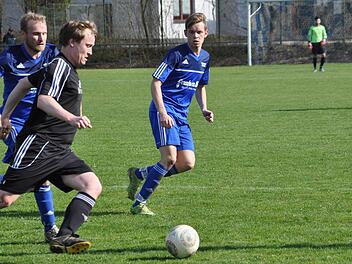 Nach der Niederlage gegen den TV Ebern will der FC Mitwitz mit den Wrzyciel-Brüdern (blaue Trikots) beim Doppelspieltag der Bezirksliga am Wochenende wieder punkten. Foto: Herbert Kalb