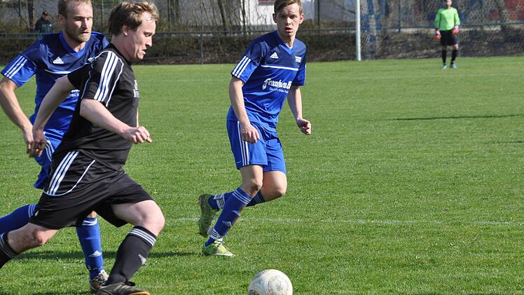 Nach der Niederlage gegen den TV Ebern will der FC Mitwitz mit den Wrzyciel-Brüdern (blaue Trikots) beim Doppelspieltag der Bezirksliga am Wochenende wieder punkten. Foto: Herbert Kalb