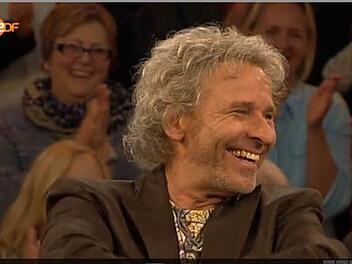 Thomas Gottschalk vor kurzem bei "Markus Lanz" im ZDF: Der berühmte Kulmbacher amüsiert sich über Bilder seiner Anfangsjahre im Fernsehen.   Screenshot: BR