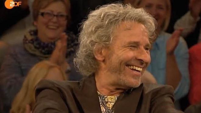 Thomas Gottschalk vor kurzem bei "Markus Lanz" im ZDF: Der berühmte Kulmbacher amüsiert sich über Bilder seiner Anfangsjahre im Fernsehen.   Screenshot: BR
