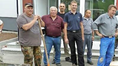 Eine tatkräftige Stralsbacher Männertruppe vor ihrem Projekt ... Jetzt ist es geschafft. Fotos: Wolfgang Kretschmer