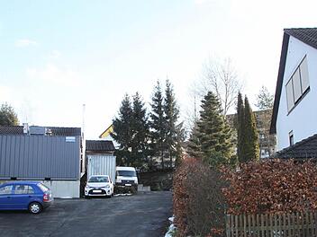 Lärmgutachten: Im Wohnhaus von Bürgermeister Alfred Kolenda in der St.-Veit-Straße (rechts) ist der ankommende Schall gemessen worden; links das Betriebsgebäude der Bäckerei Dumler, das mitten im Wohngebiet liegt. Foto: Stephan Tiroch