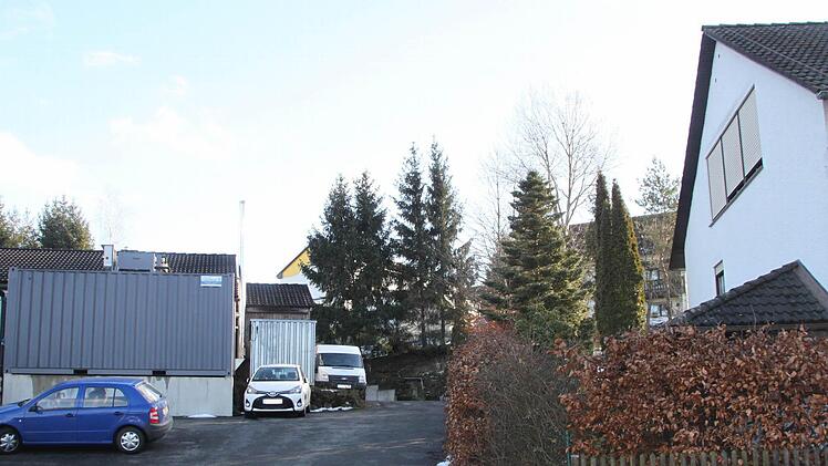 Lärmgutachten: Im Wohnhaus von Bürgermeister Alfred Kolenda in der St.-Veit-Straße (rechts) ist der ankommende Schall gemessen worden; links das Betriebsgebäude der Bäckerei Dumler, das mitten im Wohngebiet liegt. Foto: Stephan Tiroch