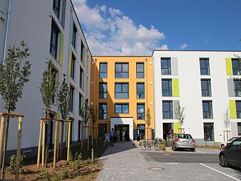 Ab August können die Apartments in den beiden Wohnblöcken bezogen werden. Im ersten Stock des Mittelteils (orange) ist die Gemeinschaftsküche untergebracht.Ulrike Nauer