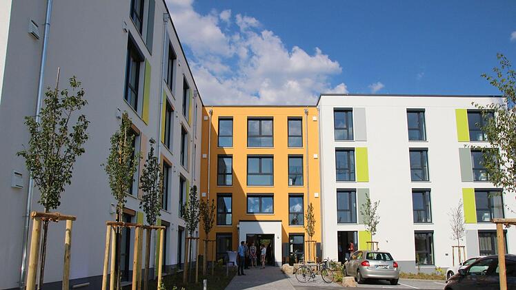 Ab August können die Apartments in den beiden Wohnblöcken bezogen werden. Im ersten Stock des Mittelteils (orange) ist die Gemeinschaftsküche untergebracht.Ulrike Nauer