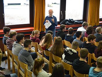 Aufmerksam lauschten die Schüler den Ausführungen des Altphilologen Niklas Holzberg. Foto: Leonhard Salzer