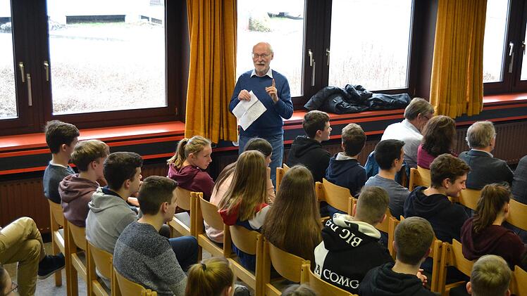Aufmerksam lauschten die Schüler den Ausführungen des Altphilologen Niklas Holzberg. Foto: Leonhard Salzer