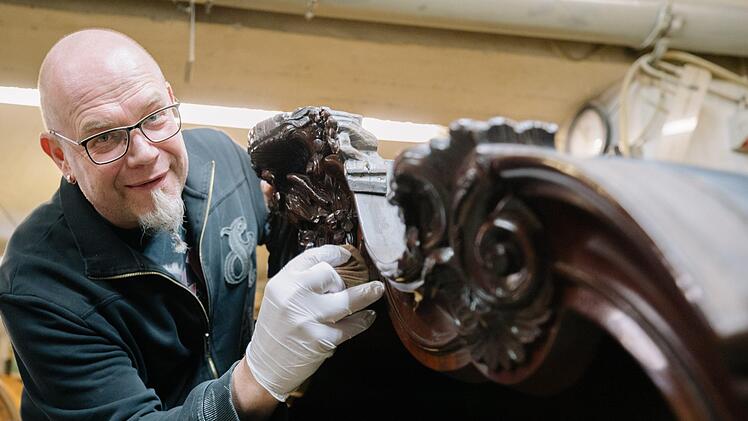 Wenn Christian Heinlein nicht gerade auf Antikmärkten unterwegs ist, steht er in Steinbach am Wald in seiner Werkstatt und bereitet für seine Kunden antike Möbel auf, die aus der umliegenden Region stammen. Foto: Marian Hamacher