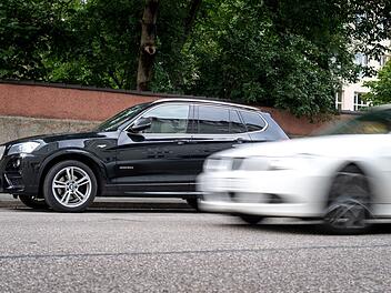 Die Polizei sucht einen wei&szlig;en SUV, dessen Fahrer eine Frau von der Stra&szlig;e abgedr&auml;ngt haben soll. Symbolfoto: Sina Schuldt/dpa