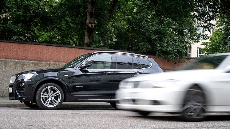 Die Polizei sucht einen wei&szlig;en SUV, dessen Fahrer eine Frau von der Stra&szlig;e abgedr&auml;ngt haben soll. Symbolfoto: Sina Schuldt/dpa