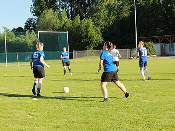 Fußballtraining in Corona-Zeiten geht nur mit ganz viel Abstand. Foto: Karin Sträßner