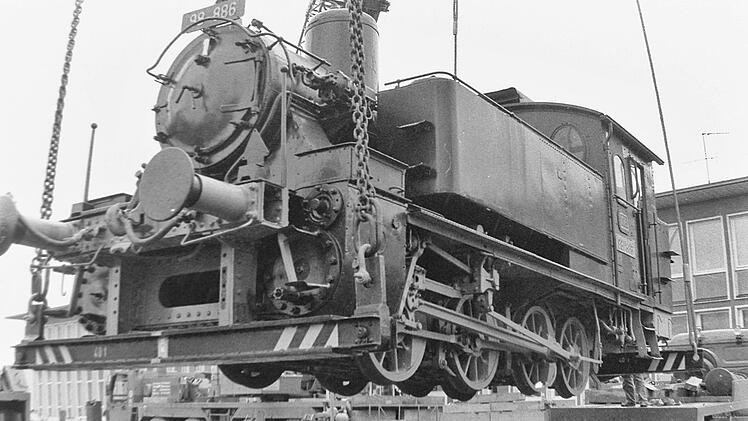 Von 1970 bis 1998 stand die historische Bayerische Tenderlok 98-886 als Eisenbahndenkmal vor dem Schweinfurter Hauptbahnhof. Im April 1998 wurde die Lok vom Sockel geholt.