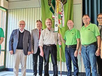 Feierliche Übergabe des Wanderwimpels des Hauptvereins an Landrat Klaus Peter Söllner (Dritter von links) in seinem Amt als Obmann der Ortsgruppe Stadtsteinach. Mit im Bild Bürgermeister Roland Wolfrum (Zweiter von rechts) und Hauptgeschäftsführer Dieter Frank (Zweiter von links)