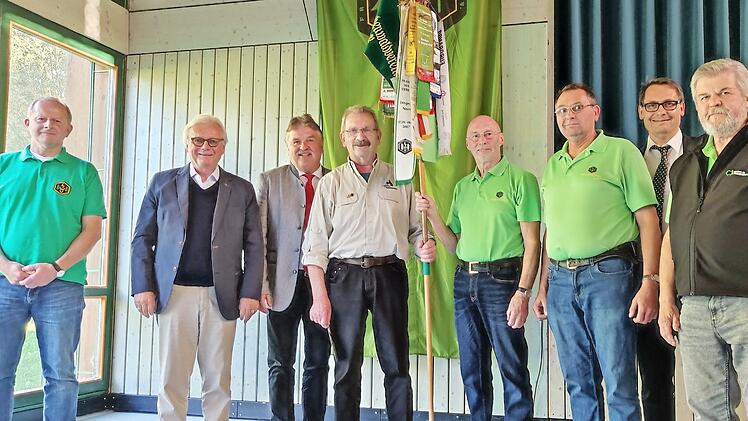 Feierliche Übergabe des Wanderwimpels des Hauptvereins an Landrat Klaus Peter Söllner (Dritter von links) in seinem Amt als Obmann der Ortsgruppe Stadtsteinach. Mit im Bild Bürgermeister Roland Wolfrum (Zweiter von rechts) und Hauptgeschäftsführer Dieter Frank (Zweiter von links)