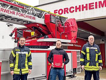 Vorsitzender Josua Flierl, 700. Mitglied Lukas Hänsch und Stadtbrandinspektor Jürgen Mittermeier (v. l.)