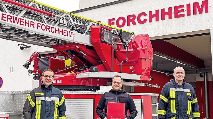 Vorsitzender Josua Flierl, 700. Mitglied Lukas Hänsch und Stadtbrandinspektor Jürgen Mittermeier (v. l.)