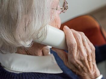 Unbekannte haben eine Seniorin in Schweinfurt mit dem sogenannten Enkeltrick um 20.000 Euro betrogen. Das Bargeld übergab die 60-Jährige einem vermeintlichen Gerichtsboten.