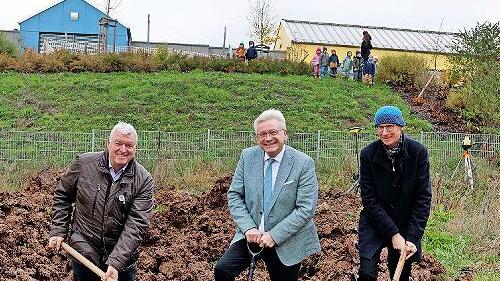 Beim Spatenstich für zwei Mehrfamilienhäuser in der Mozartstraße in Ebern (von links): Bürgermeister Jürgen Hennemann, Matthias Hensel, Geschäftsführer des Kulmbacher Bauträgers Benedomo GmbH, und Martin Lang, Bauamt der VG Ebern.