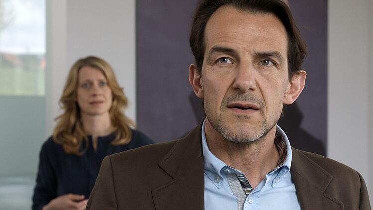 Er (Hans-Werner Meyer) ist bald eine Leiche. Immerhin gibt es die ein oder andere R&uuml;ckblende-Szene f&uuml;r ihn. Als Witwe, die den geheimnisvollen Tod aufkl&auml;ren will, geh&ouml;rt Caroline Peters klar die Hauptrolle in "Kalt ist die Angst".