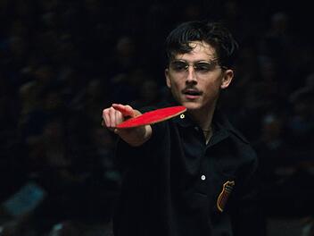 Timoth&eacute;e Chalamet zeigt in "Marty Supreme" nicht nur, dass er gut schauspielern, sondern auch gut Tischtennis spielen kann. Besser als ein gewisser Schauspielkollege wird er den Schl&auml;ger jedoch kaum geschwungen haben. Den der ist eine echte Legende des Sports - und stammt &uuml;brigens aus Deutschland.