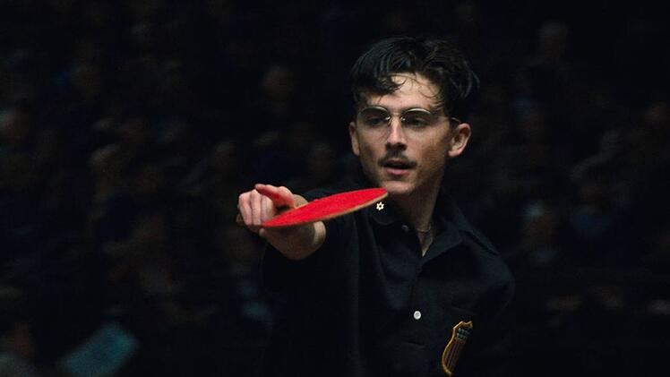 Timoth&eacute;e Chalamet zeigt in "Marty Supreme" nicht nur, dass er gut schauspielern, sondern auch gut Tischtennis spielen kann. Besser als ein gewisser Schauspielkollege wird er den Schl&auml;ger jedoch kaum geschwungen haben. Den der ist eine echte Legende des Sports - und stammt &uuml;brigens aus Deutschland.