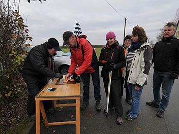 Wanderer an einer Stempelstelle. Im nächsten Jahr soll es die Wandertage der Turnerschaft in Herzogenaurach nicht mehr geben.  Fotos: Roland Meister