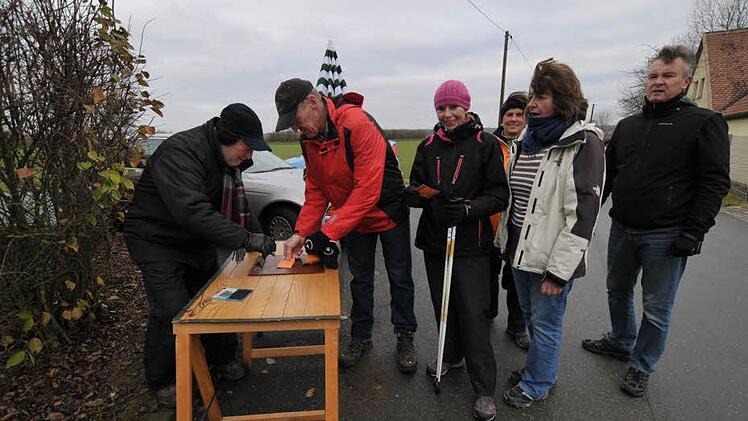 Wanderer an einer Stempelstelle. Im nächsten Jahr soll es die Wandertage der Turnerschaft in Herzogenaurach nicht mehr geben.  Fotos: Roland Meister