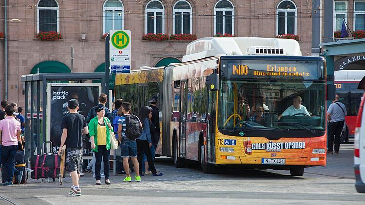 Wartenden Fahrgaesten am Donnerstag (26.06.2014) am Hauptbahnhof in Nuernberg. Die Gewerkschaften haben heute erneut zu einem Warnstreik aufgerufen. Verkehrschaos in Nuernberg.Foto: News5 / Grundmann