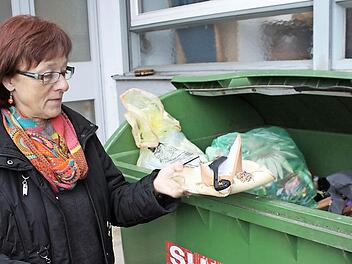 Ein Fall für die Tonne: Helga Vierheilig zeigt, welche unbrauchbaren Dinge den Weg zur Caritas finden.  Foto: Robert Huger