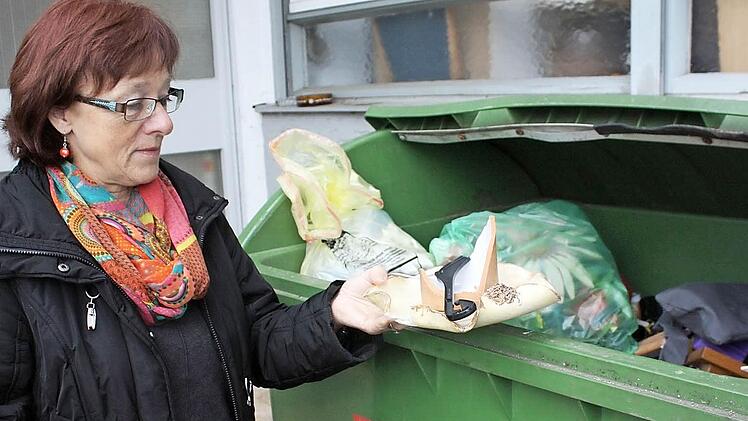 Ein Fall für die Tonne: Helga Vierheilig zeigt, welche unbrauchbaren Dinge den Weg zur Caritas finden.  Foto: Robert Huger