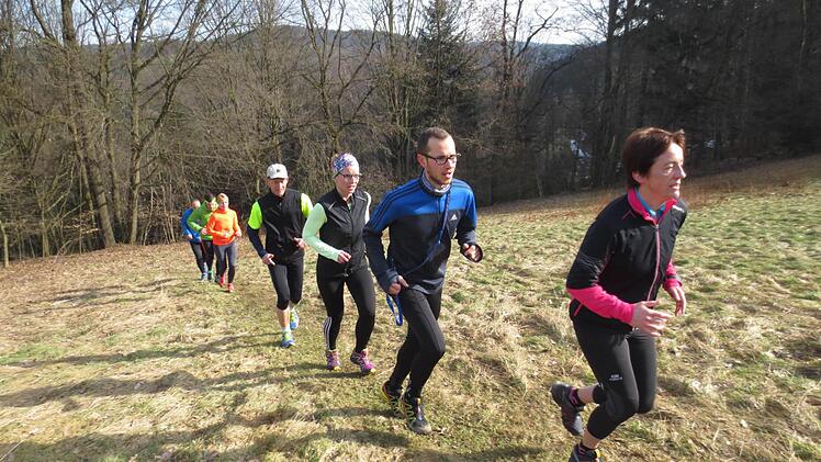Jutta Kratzel und Benjamin Michel führen die Gruppe auf den Weg zur Sessenreuther Höhe an. Foto: Michael Kraus