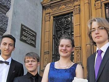 Niklas Dengler, Michael Heins, Tekla Wolstein und Julius Nebel (v.l.) haben die Bestnote 1,0.