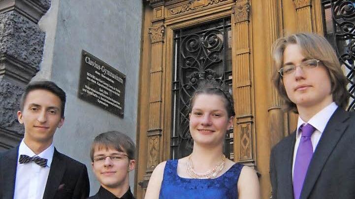 Niklas Dengler, Michael Heins, Tekla Wolstein und Julius Nebel (v.l.) haben die Bestnote 1,0.