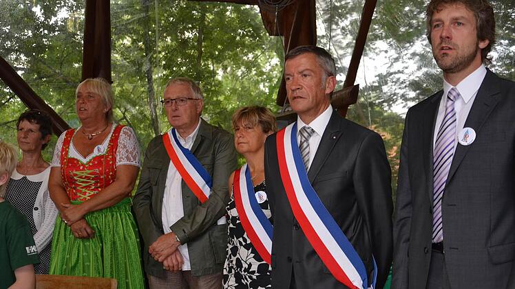 Von links: Isabelle Vannier, Präsidentin des französischen Partnerschaftskomitees, Ute Becker, Vorsitzende des deutschen Partnerschaftskomitees, Daniel Desrettes, stellv. Bürgermeister von Ranville, Martine Mauduit-Traguet, stellv. Bürgermeisterin von Ranville, Francois Vannier, Zweiter Bürgermeister von Ranville, Jochen Vogel, Erster Bürgermeister von Motten. Foto: Birgit Will