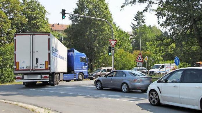 Auch wenn an der Ampel an der Kreuzung Bayreuther Straße/Wickenreuther Allee nur das Linksabbiegen in Richtung Innenstadt erlaubt ist, sind viele gestern noch nach rechts auf die B 85 Richtung Bayreuth abgebogen. Am Eulenhof wurden sie von einem Sperrschild auf der Straße ausgebremst.