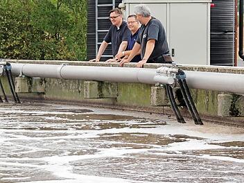 Pfarrer Jaroslaw, Karsten Fischkal und Ralf Wegel (von links) im Klärwerk  Foto: Johanna Blum