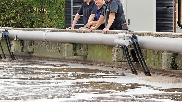 Pfarrer Jaroslaw, Karsten Fischkal und Ralf Wegel (von links) im Klärwerk  Foto: Johanna Blum