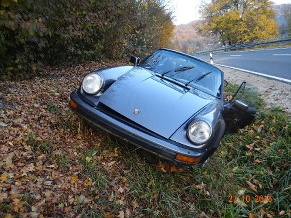 Porsche landet in Graben - Fahrer flieht