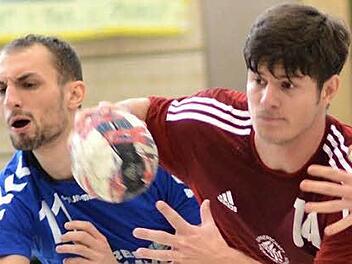 Bernhard Auer (rotes Trikot) und die TSH wollen gegen den aktuellen Tabellenführer die Hinspielniederlage auswetzen. Foto: herzopress/Archiv