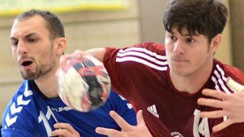 Bernhard Auer (rotes Trikot) und die TSH wollen gegen den aktuellen Tabellenführer die Hinspielniederlage auswetzen. Foto: herzopress/Archiv